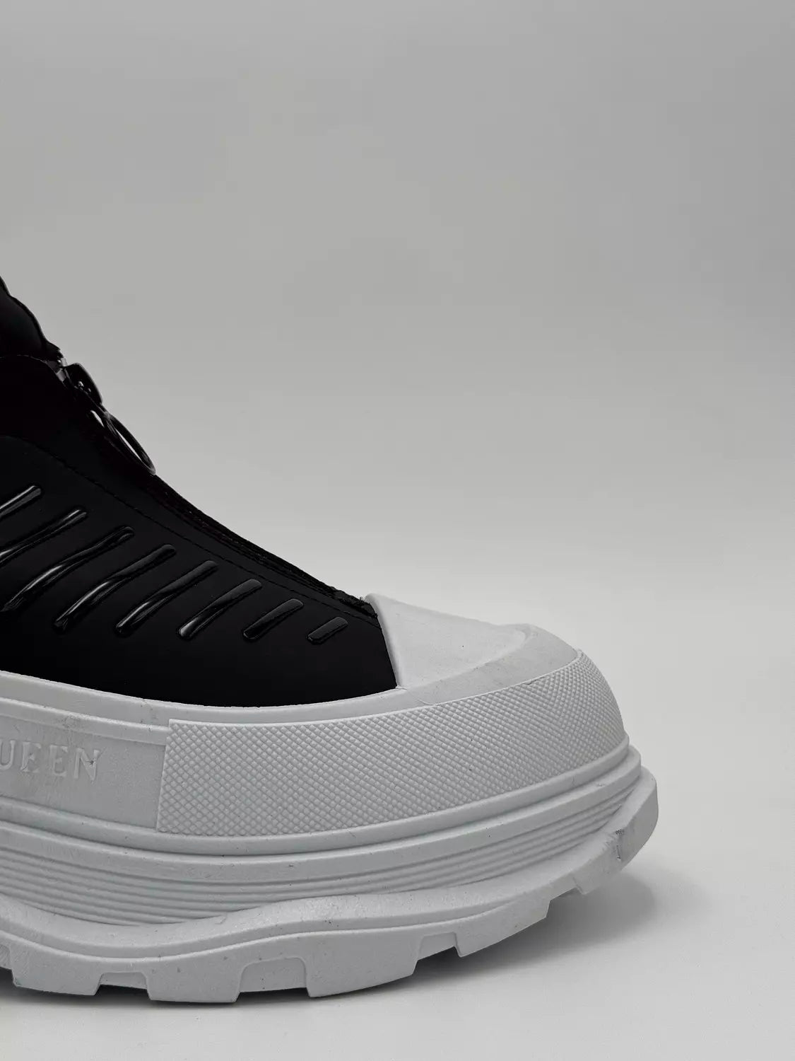 Alexander McQueen Tread Slick "Black& White"