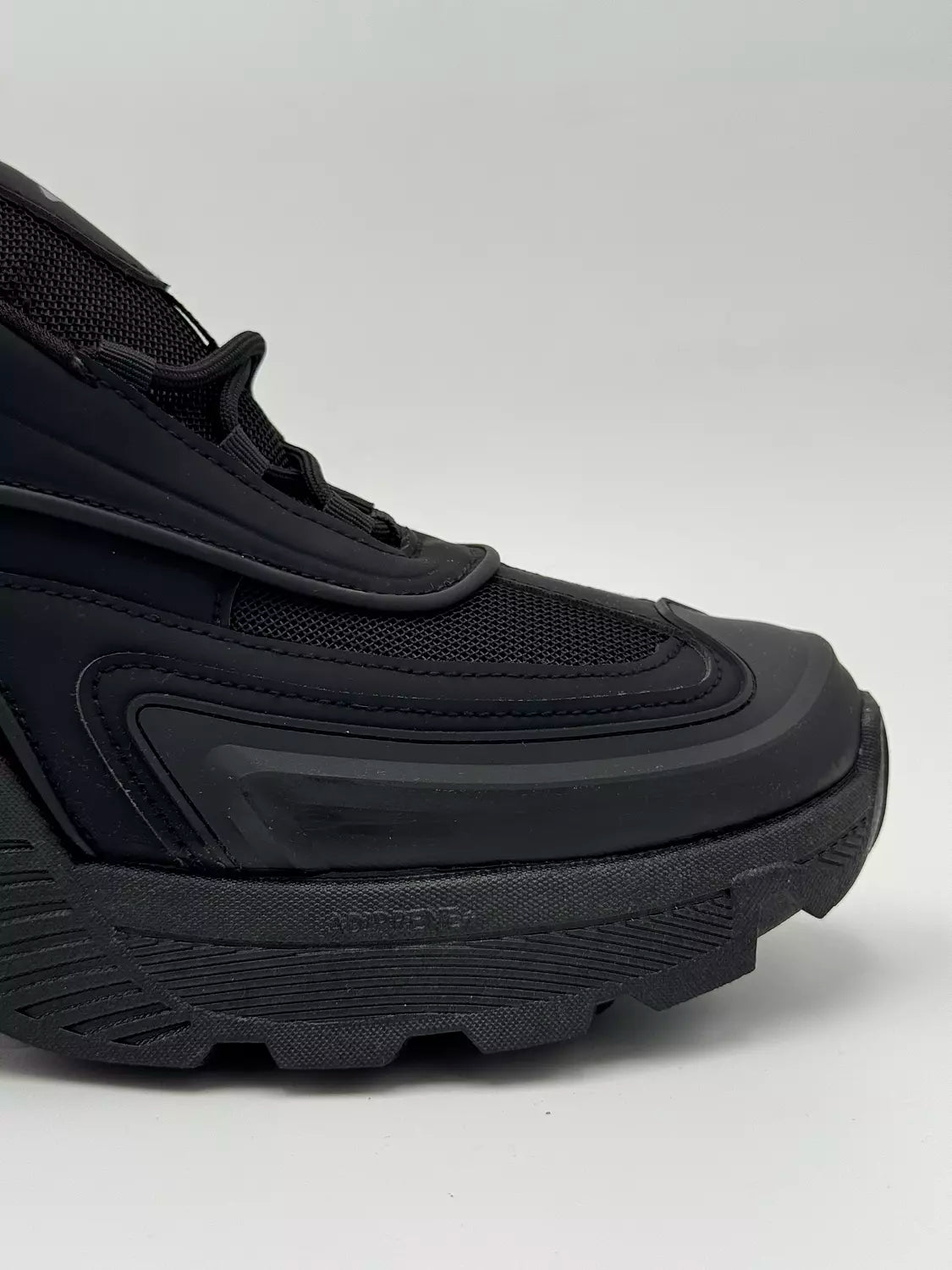 Adidas Wonder Runner (all black)