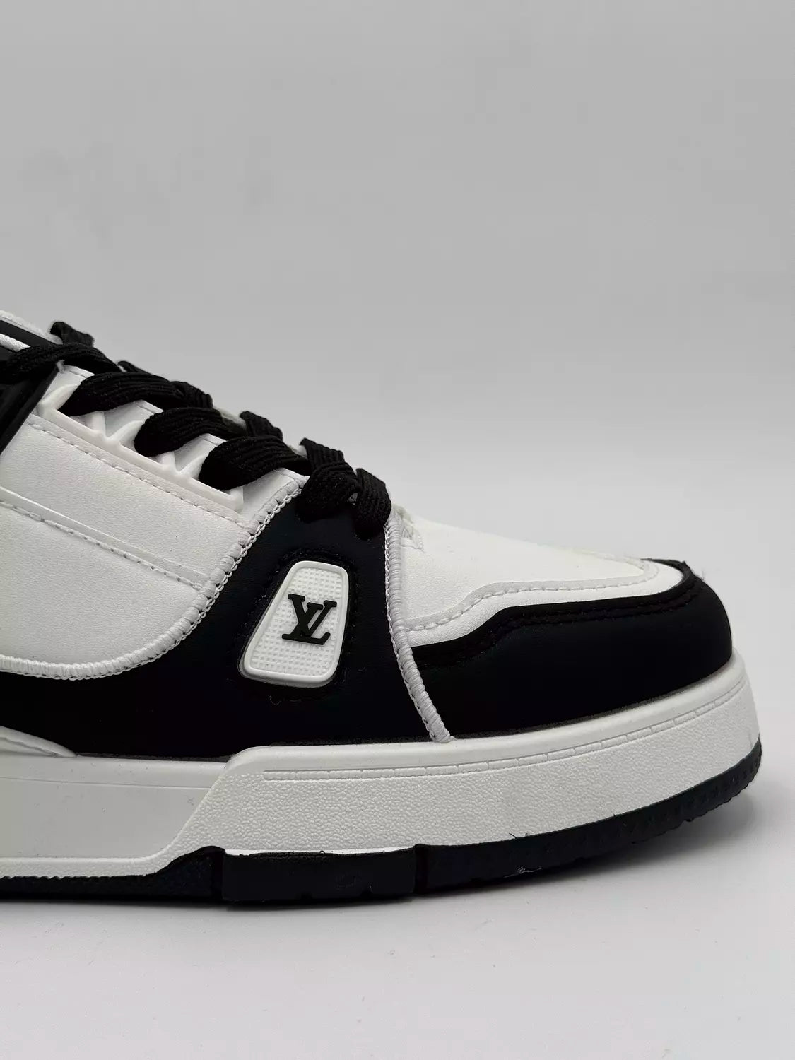 Louis Vuitton Maxi (B&W)