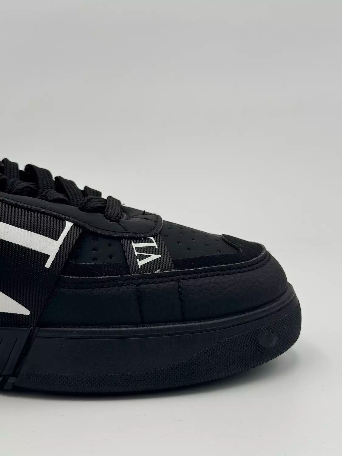 Valentino Garavani VL7N (black)