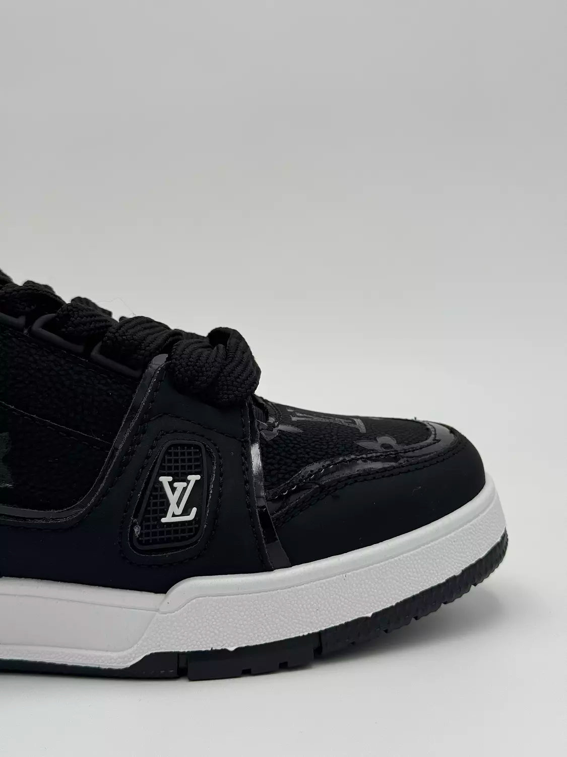 Louis Vuitton Trainer Monogram "Black& White"