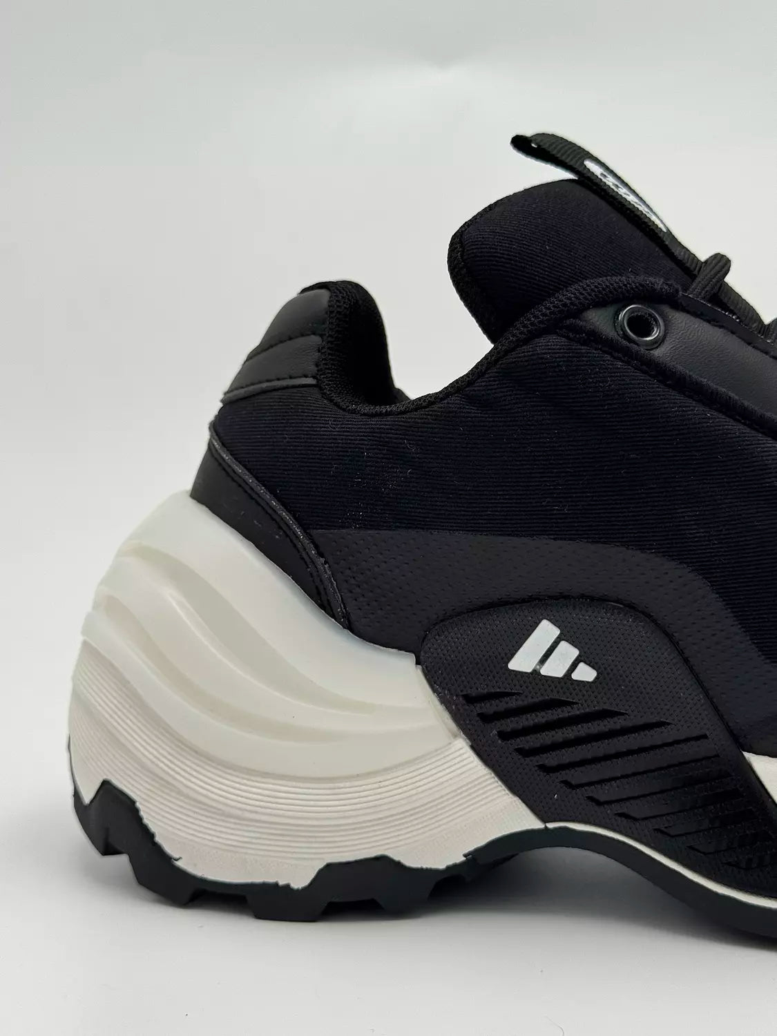 Adidas Wonder Runner (BW)