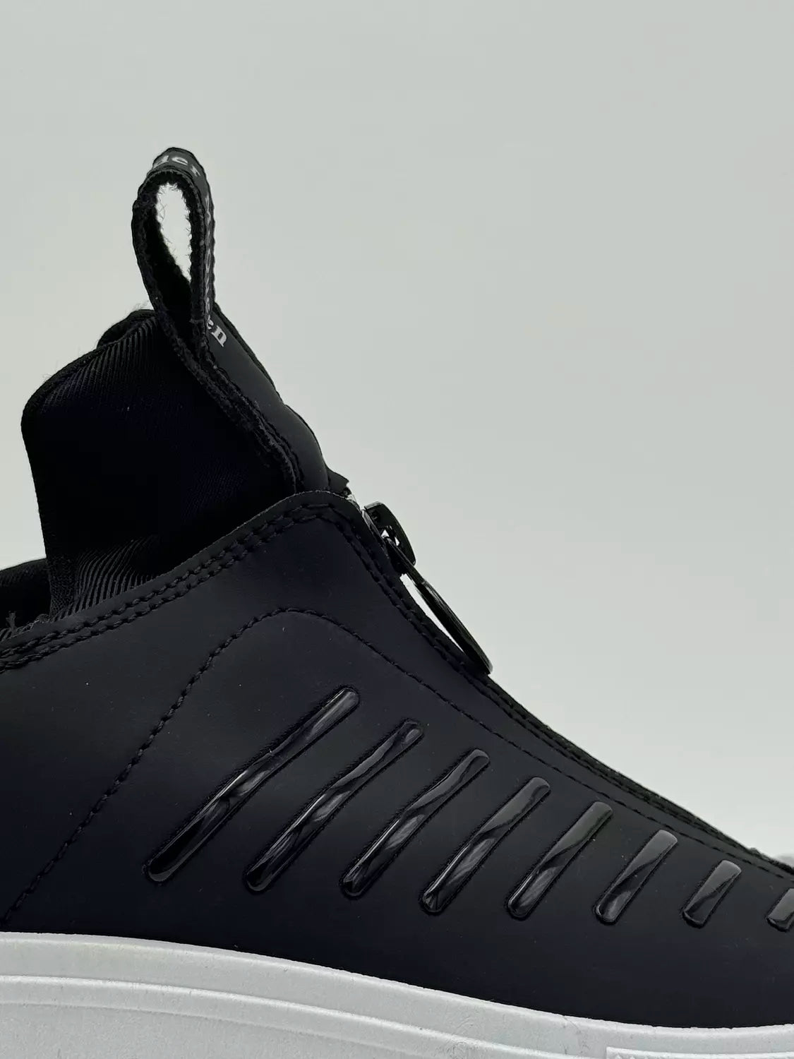 Alexander McQueen Tread Slick "Black& White"