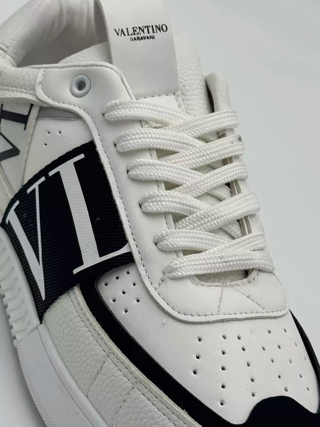 Valentino Garavani VL7N (white)