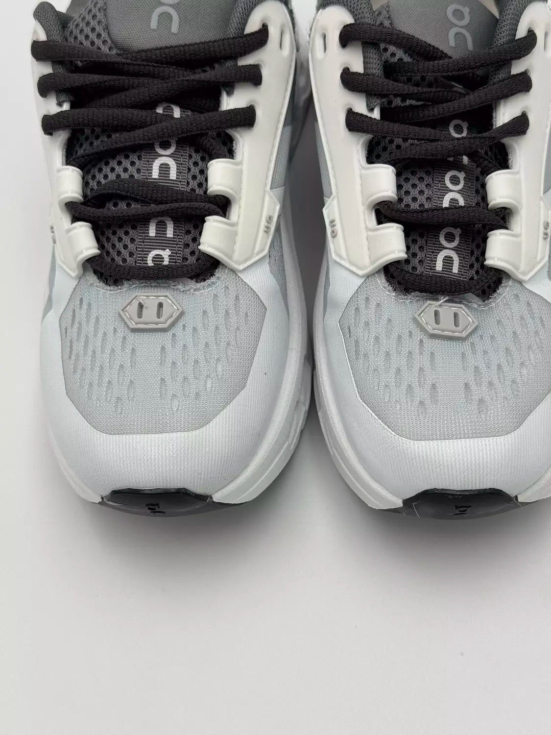 On Cloudrunner 2 (G&W)