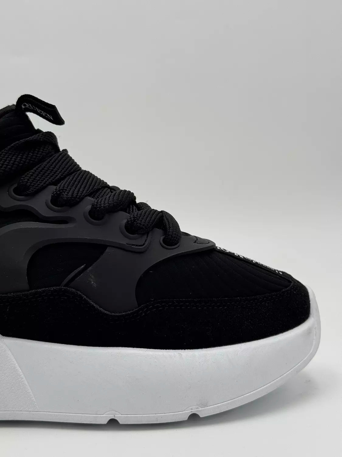 Alexander McQueen Oversized Runner (BXW)