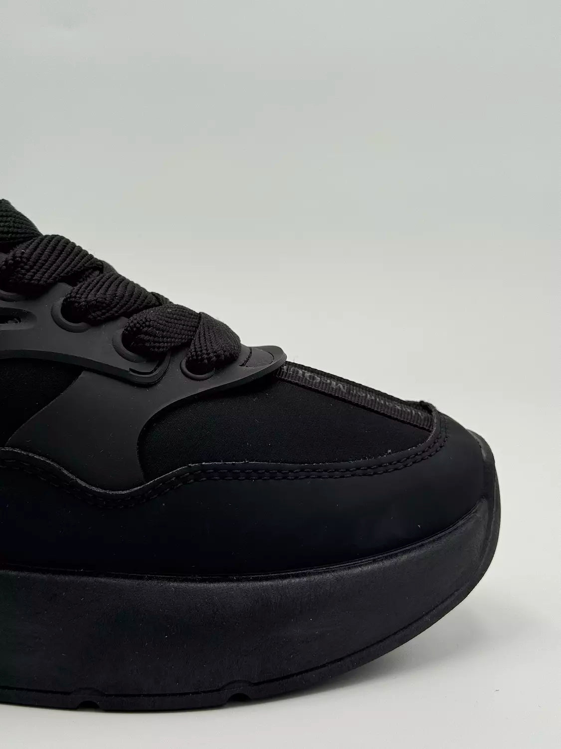 Alexander McQueen Oversized Runner "all black"