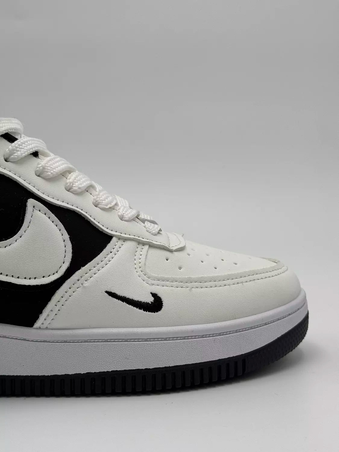 Nike Air Force 1 "Panda" (B)